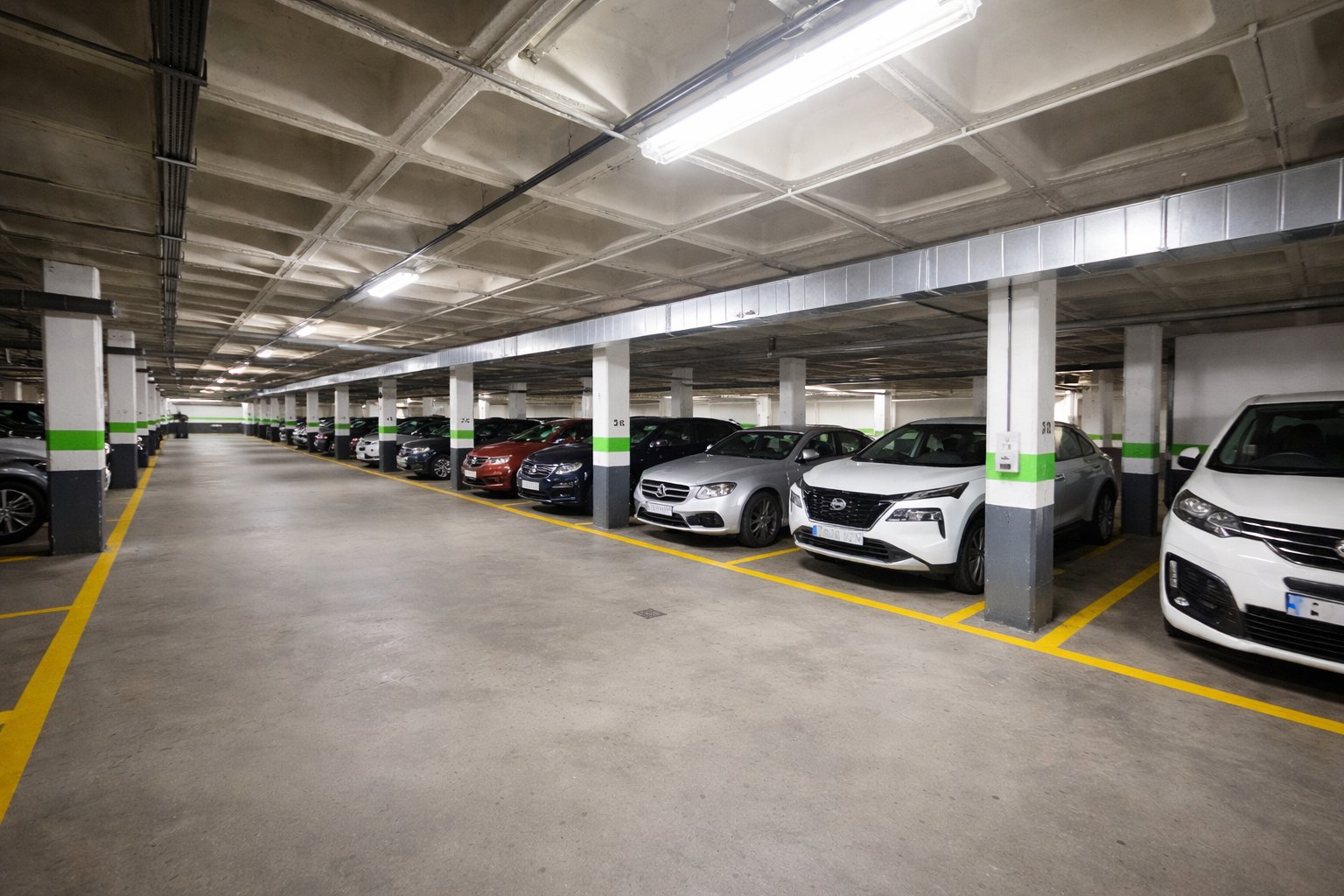 Plazas amplias parking naranja