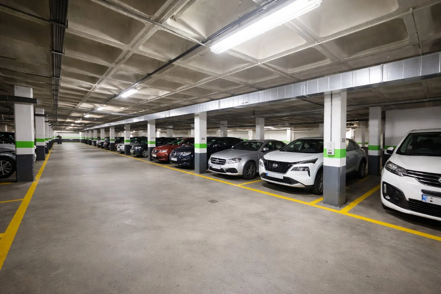 Plazas amplias parking naranja