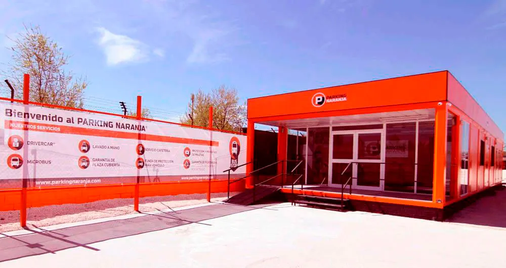 Parking descubierto al aire libre con plazas amplias en Aeropuerto Madrid Barajas